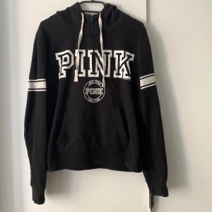 Luvtröja från Pink - En tjocktröja med luva och 1/3 dragkedja från Pink, köpt i USA för några år sedan🌟