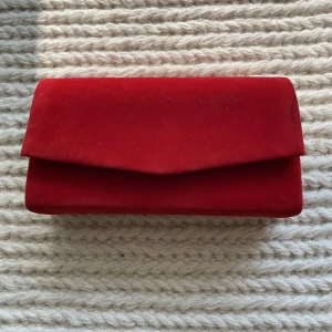 Clutch  - Liten kuvertväska i röd sammet. Perfekt till bal.  Använd en gång