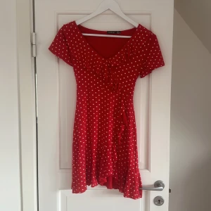 Klänning  - Klänning som aldrig har används. 