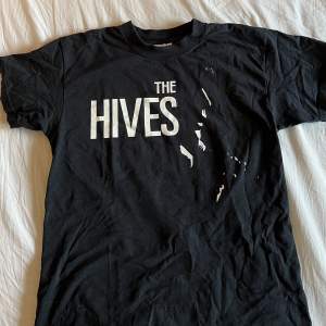 jättefin the hives tröja som aldrig kommer till användning, de står storlek 12-13år men passar som en S-M :) 