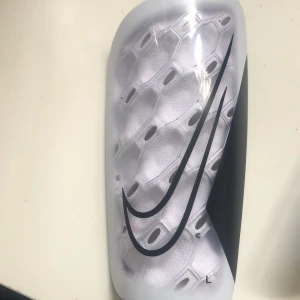 Benskydd Nike - Helt oanvända benskydd från Nike köpta för 300kr
