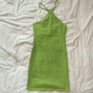 halterneck-klänning i superfin grön färg från zara⭐️💚 aldrig använd, säljer då den är för stor