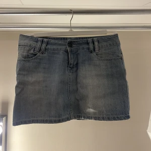 Lågmidjad jeanskjol - Supersnygg lågmidjad jeanskjol från only perfekt nu till sommaren❤️storlek 36 !!tar endast Swish!!