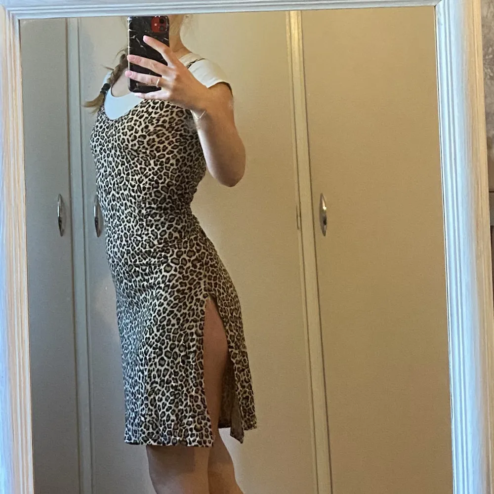 Klänning i leopard mönster med slits på båda sidor.. Klänningar.