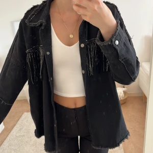 Jacka ifrån ZARA - storlek S, sitter oversized
