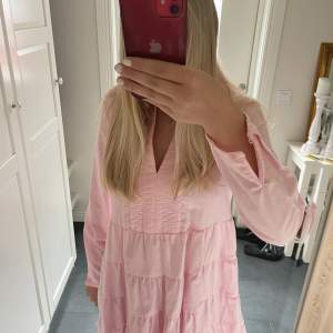 En jättefin rosa klänning från zara som tyvärr inte kommer till användning 🩷 ändats använd en gång🥰