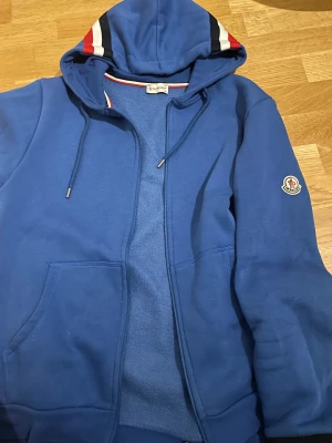 Moncler kofta - Hej! Säljer min moncler Kofta jag använd nu i 1 år säljs pågrund av att jag vuxit i den, den är storlek S men passar dessutom M, mycket bra skick