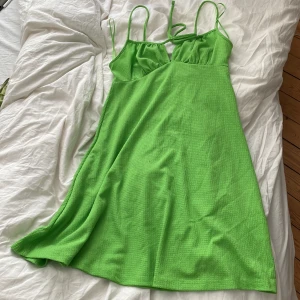 Grön sommarklänning Gina Tricot  - Kort sommarklänning från Gina Tricot i str S