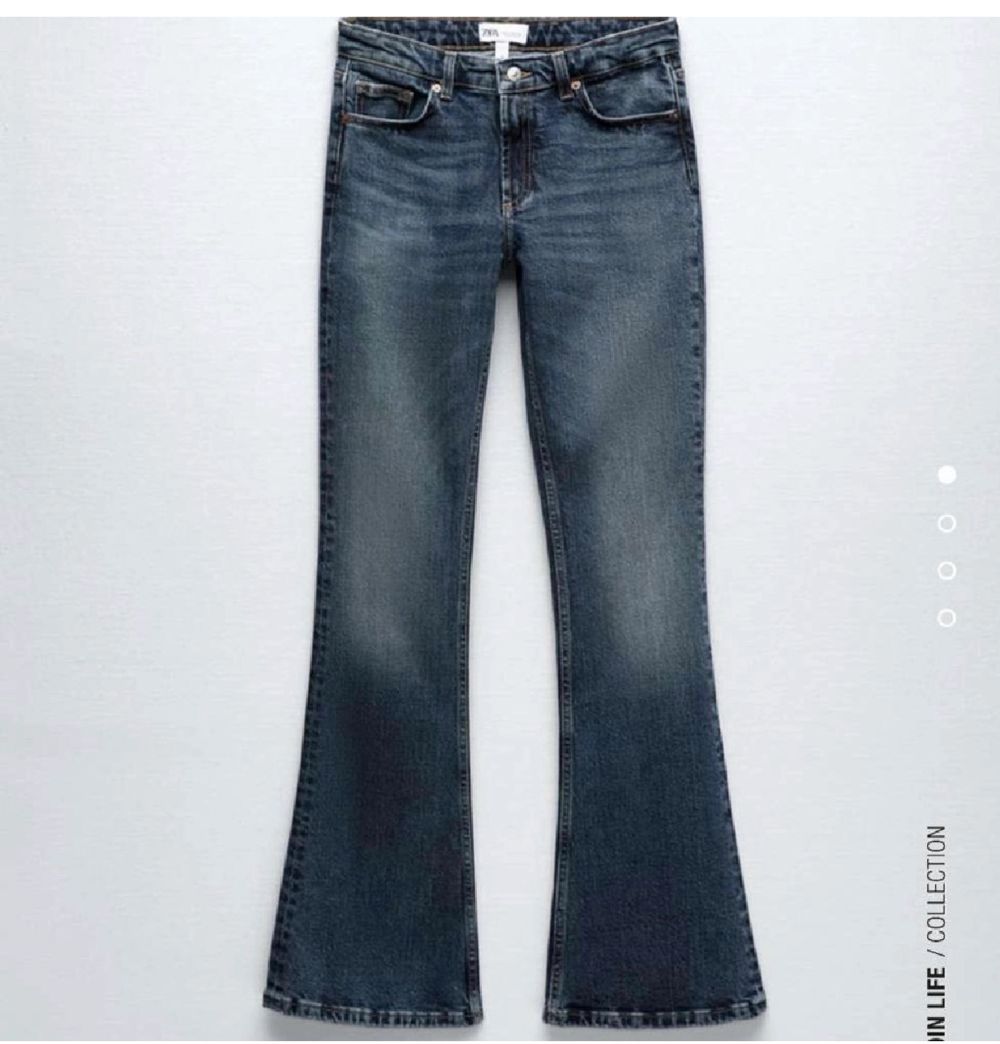 Mörkblåa jeans flare low waist i storlek 36💞 slutsålda på zaras hemsida. Jeans & Byxor.