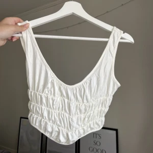 Vitt linne - Säljer detta vita linne köpt på ASOS🤍Säljs för 50kr +frakt!