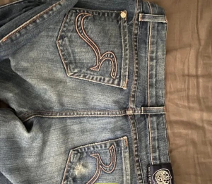 Vintage jeans - Säljer dessa då de va alldeles förstora! Köpta här på plick (och lånade bilder) endast testade. Stod att de skulle vara i strl s jag har mätt och de är ca 41 cm tvärs över midjan och innerbendlängden är 83 cm!
