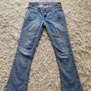 Säljer dessa trendiga lågmidjade Levis jeans. De har midjemåttet 70cm. Står ej för fraktkostnaderna💕