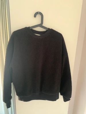 Teddytröja  - Superfin sweatshirt i teddymaterial från COS. Knappt använd av mig så inget att anmärka på. Ytterdel 100% polyester och innerdel 100% bomull.