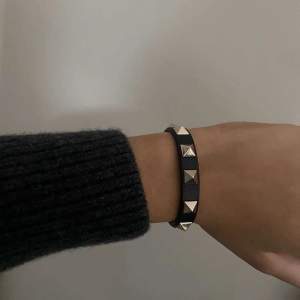 Valentino armband i svart färg m. Guldiga nitar. Skick 7/10