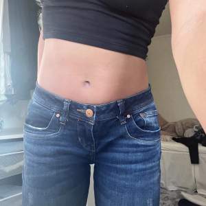 Så snygga jeans från ltb⭐️jeansen är i mycket bra skick förutom ett litet hål i ena framfickan🩷kan byta mot mindre storlek! Priset kan diskuteras vid snabb affär🩷