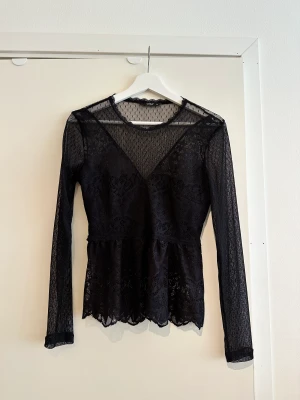 Svart spets blus - Svart topp i spets. Från ONLY, storlek 36. 50 kr exkl frakt. 