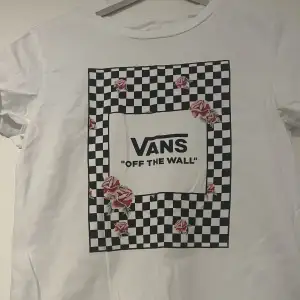 Oanvänd Vans T-shirt, storlek S, finns i Göteborg men kan även frakta.