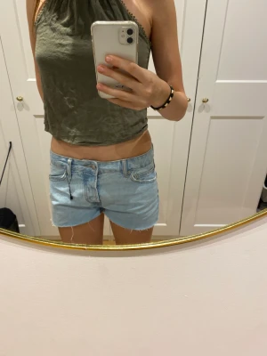 Shorts❤️ - Säljer dessa lågmidjade jeans shorts från lager, helt nya! Säljer då jag har för många😅🎉🤩nypris 150kr