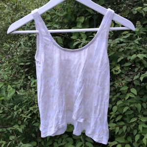 Sommarlinne  - Vitt lite mönstrigt sommarlinne, sitter skönt och är fint på💖 märket: size 8 needle, storlek xxs men passar även xs och s