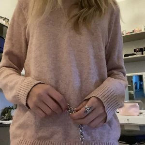 Stickad tröja  - Säljer min trendiga stickade collagetröja! Den är i nyskick som man ser på den andra bilden (lappen har åkt av men snöret den hänger på är kvar). Den är Såå skön! ❤️