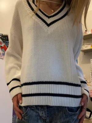 V - ringad stickad tröja  - Säljer min fina v - ringade stickad tröja från mango! Den används aldrig så därför bestämde jag mig för att sälja den 💗Den skulle vara perfekt till en sommarkväll! 
