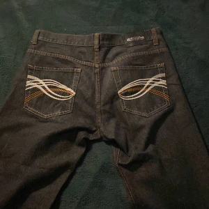 Hard jeans  - As feta baggy jeans dom är klippta längst ner så dem är mer bootcut skriv vid frågor och bilder