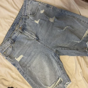 Shorts - Shorts med slitningar, lite längre i modellen. 