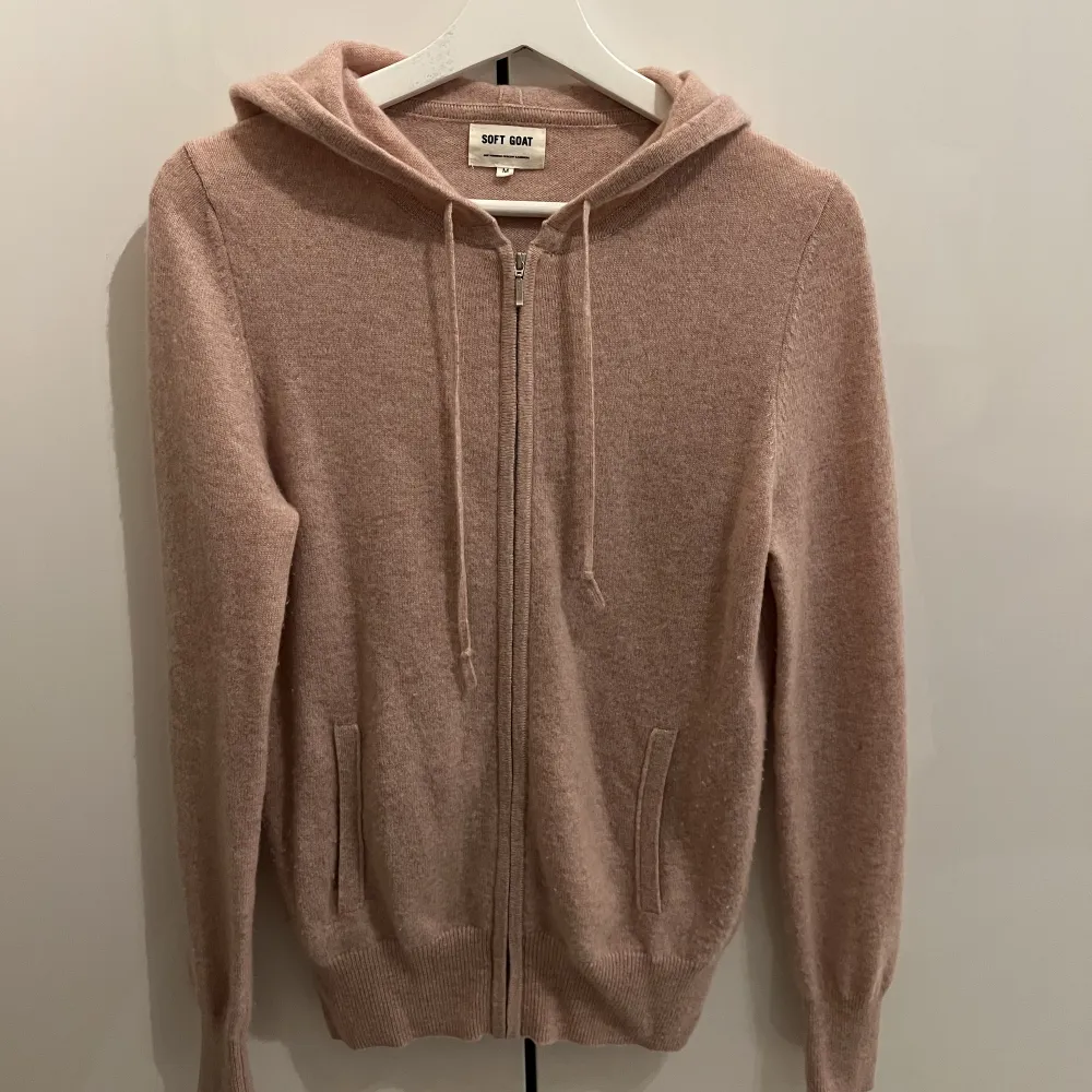 Säljer min superfina softgoat hoodie som är slutsåld. Den är i en jätttefin rosa färg som är perfekt nu till sommaren! Är i storlek M, nypris 2495kr. Köparen står för frakten! Fråga gärna om fler bilder om så önskas!. Neuletakit & Villapaidat.