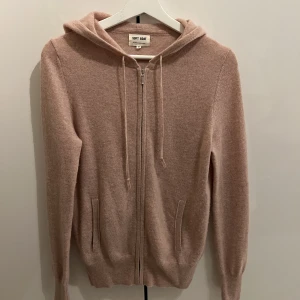 Soft goat hoodie - Säljer min superfina softgoat hoodie som är slutsåld. Den är i en jätttefin rosa färg som är perfekt nu till sommaren! Är i storlek M, nypris 2495kr. Köparen står för frakten! Fråga gärna om fler bilder om så önskas!