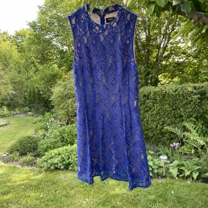 Spetsklänning - Blå spetsklänning från Oasis. Använd en gång