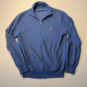 Ralph lauren fullzip - Riktigt nice ralph lauren fullzip i pima cotton. Sitter lite tajtare och är helt enkelt sjukt snygg. Blå/grå färg i storlek S, kan passa mindre M. Väldigt fint skick. Fler frågor kontakta gärna!