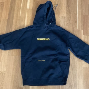 Svart hoodie - Hoodie från new yorker. Passar 11-14 åringar. Säljer för att den inte har använts mkt och nu är för liten m