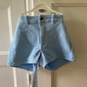 Shorts från Billa bong, storlek 26 - Jag säljer ett par helt nya manchester shorts från Billa bong i storlek 26. Säljer pågrund av felköp, shortsen är i helt nya. Köparen står för frakt.