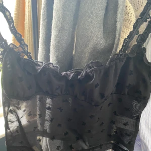 Svart mesh topp - Söt liten mesh croptop med fjärilar från Motel. Passar inte mig så måste sälja, helt ny, tag kvar.