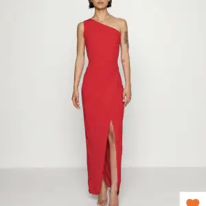 Väldigt vacker röd klänning. I stretchigt material därför sätter sig väldigt fint på kroppen. Den är endast använd en gång och säljer då den inte passar mig längre 