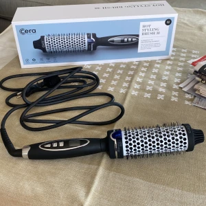 Cera magic style brush värmeborste  - Säljer en värmeborste från Cera Storlek 38 mm. Har använt värmeborsten minst en eller två gånger, så den är i väldigt bra skick om nån är sugen på och köpa den:)  Packar värmeborsten i lådan med  bubbelplast. Ändrat pris till 300 Respektera priset tack! ☺️