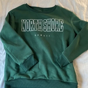 Tröja  - En fin grön tröja, köpt här på plick och bara andvänd en gång av mig. Lappen var borta när jag köpte den så vet inte exakt vilken storlek, skulle själv säga 36-38😊önskas mer bilder är de bara att skriva🤩