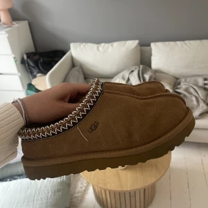 UGG tasman  - UGG tasman, storlek 38. Inköpta i vintras på Illum i Köpenhamn. Använda fåtal gånger. Nyskick.