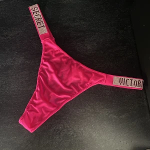 Neonrosa Victorias secret - Neonrosa VS trosor, oanvända pga fel storlek. storlek M mer som S. Frakt 19kr