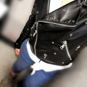 Feminin skinnjacka  - Snyggaste skinnjackan med hjärt-nitar och dragkedjan på sniskan samt dragkedjor vid  handlederna och relativt rymliga fickor. 