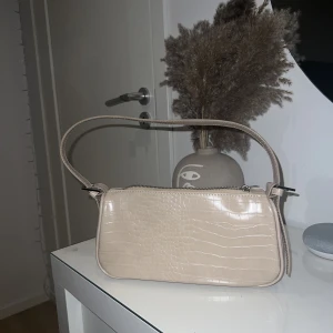 Beige Axelremsväska  - Beige axelremsväska. Pris 60kr +frakt