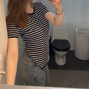 Randig t-shirt från hm - Svart vit randig t-shirt från hm. Jätte fin och enkel t-shirt med skönt material. Pris 30kr +frakt