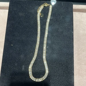 Ioaku halsband  - Nytt halsband från ioaku. Köptes på Jackie. Aldrig använd box och kvitto finns kvar. Köptes för 900kr.