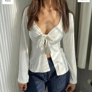 Designbysi  - Säljer denna tröjan ifrån desigbbysi. Säljs då den ej passar. 