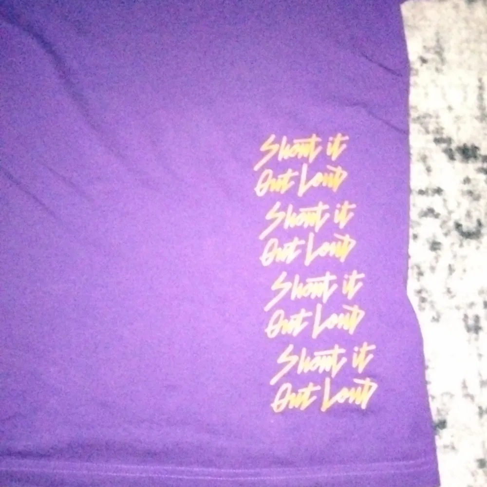 Lila t-shirt. Lila Väldigt bra skick.. T-shirts.