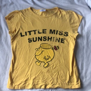 T-shirt  - Säljer dne här tröjan som jag aldrig använder. Den sitter tight och inte lång men inte kort. 