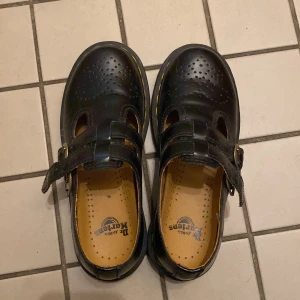 Dr. Martens Mary Jane - Använda ca 4 gånger. Orginalpris var 1800kr. Säljer pga att jag inte använder dem då de inte passar min stil längre. Kan gå ned i pris. 