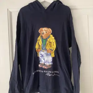 Mörkblå skön tunn hoodie från Ralph Lauren. Jerseytyg. Storlek 150.