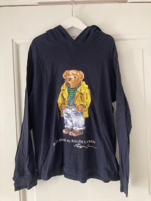 Ralph Lauren hoodie i jersey mörkblå - Mörkblå skön tunn hoodie från Ralph Lauren. Jerseytyg. Storlek 150.