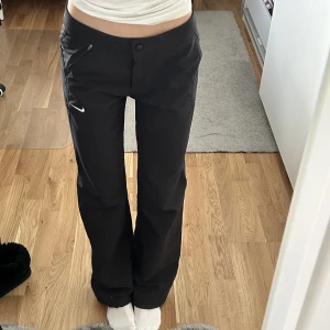 Vintage yogapants, trackpants - Lågmidjade nikebyxor i nyskick! Midjemått 37 cm rakt över, innerbensmått 74 cm, är 164 cm lång❤️‍🔥❤️‍🔥